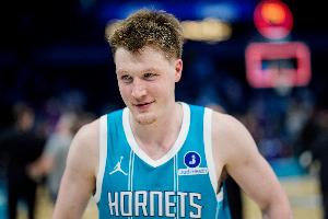 323672