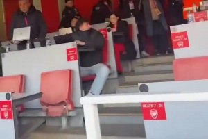 实拍：阿森纳球迷对伯恩茅斯分析师们感到愤怒，因为他们在庆祝