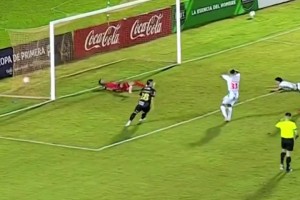 这球进得真牙疼！球员罚点遭扑被后卫“打脸”被动进球