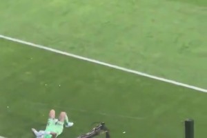 麻烦给我点隐私！埃德森被怼脸拍，怒推摄像机