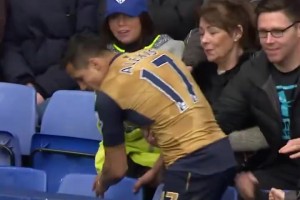 累了休息一下！名场面：桑切斯顺势坐在埃弗顿球迷中~