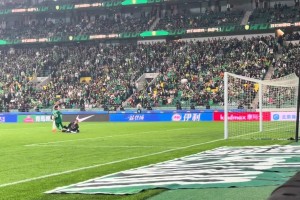 击杀旧主！实拍：韦世豪绝杀国安瞬间，工体现场一片哗然