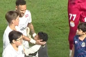 实拍：桑托斯队的一名小球童亲吻了内马尔的腿，好可爱啊
