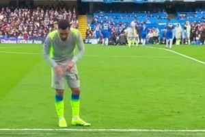 你怎么这么有活！谢尔基在场上玩扔瓶子游戏