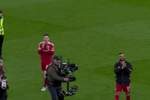 赛季末将离队！利物浦球迷在安菲尔德球场向罗伯逊和萨拉赫致敬