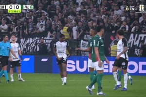 科林蒂安队一名球员在比赛中抓挠了下体，然后被红牌罚下去了