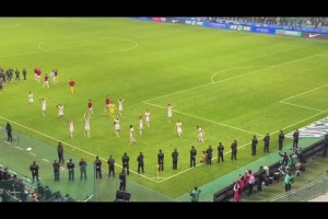 征服工体！实拍：蓉城众将赛后向远征的成都球迷谢场