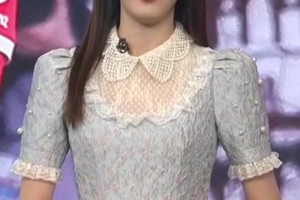 天足新美女主持雪儿身穿连衣裙，足球业务还不是很熟悉呀