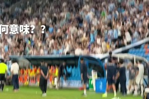 何意味？云南玉昆教练一拳打爆替补席的挡雨板，脾气太爆炸了