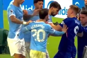 首回合爆发冲突！胡桑诺夫遭德拉普推搡摔出场外